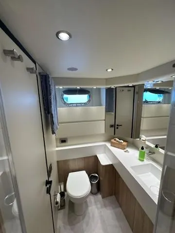 Botel Motoryacht 21 Avec Equipage Hotel Barcelona Spain